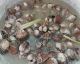 Gambar langkah 6 resipi Kerang masak kicap pekat likat.