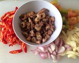 Foto langkah ke 2 dari resep Tumis tauge cumi asin.