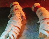 Hình bước làm 4 của món Crescent Mummy Dogs- Halloween