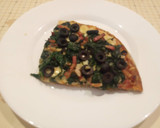 Foto del paso 12 de la receta: Pizza de espinacas, cebolla, bacon y aceitunas negras