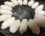 Hình bước làm 4 của món Sushi Tôm và Cá Hồi