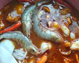 Gambar langkah 3 resipi Tomyam Campur (udang, sotong dan ayam).