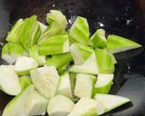 A picture of step 3 of Stir-Fried Loofah (清炒丝瓜).