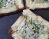 चीजी ब्रेड ऑमलेट (Cheesy Bread Omelet Recipe In Hindi) रेसिपी चरण 4 फोटो
