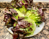 Foto del paso 1 de la receta: Ensalada con cogollos “pie de roble”, atún y anchoas