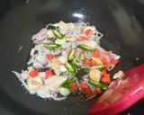 Foto langkah ke 3 dari resep Ikan Goreng Pedas Tomat Bawang.