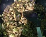 Foto langkah ke 5 dari resep Tumis Jamur dan Bakso Pedas.