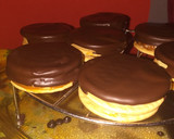 Foto del paso 7 de la receta: Alfajores borrachitos muy fáciles de hacer 👩‍🍳🍫