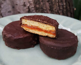 Foto del paso 4 de la receta: Alfajores de naranja rellenos con dulce de membrillo