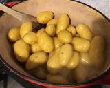 Une image de l'étape 5 de Pommes grenailles rôties en cocotte à l'ail, oignon de roscoff et herbes de Provence.