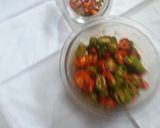 A picture of step 4 of Red and green chilli pickle.