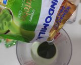 Foto langkah ke 3 dari resep Matcha strawberry ice cream biscuitwich.