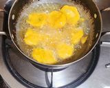 A picture of step 5 of Potato pakoda.