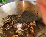 Foto langkah ke 4 dari resep Tumis Cumi Tinta Hitam.