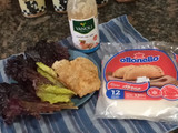 Tacos de lechuga morada y milanesa de pollo con salsa de ajo