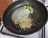 A picture of step 2 of Burnt chilli garlic rice with baked beans gravy.