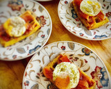 Foto del paso 6 de la receta: Gofre de patata y queso con salmón marinado casero y huevo poché