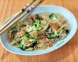 Foto del paso 6 de la receta: Fideos de arroz con verduras y salsa yakiniku
