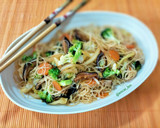 Foto del paso 6 de la receta: Fideos de arroz con verduras y salsa yakiniku
