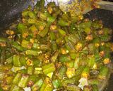 A picture of step 4 of Bhindi fry.