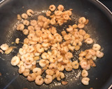 Foto del paso 2 de la receta: Revuelto de gambas con ajitos y tortilla