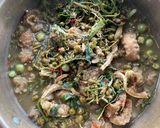 รูปขั้นตอนการทำที่ 6 ของ แกงขี้เหล็กน้ำย่านาง🌿🧄ใส่หูหมูและแคปหมู(สูตรไม่ใส่ปลาร้า)🌶️