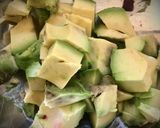 Foto del paso 3 de la receta: Ensaladilla rosa de aguacate y pepino a la menta