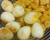 Foto langkah ke 1 dari resep Sambal goreng kentang telur.