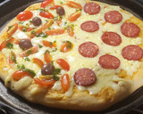 Foto del paso 10 de la receta: Pizza Margarita 🍅🌿 (Tomate Cherry, Albahaca y Ajo) + Pizza Pepperoni 🍕🔥