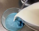 Gambar langkah 3 resipi Sky Blue Milk Tea ‘FROZEN’.