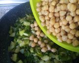 Foto del paso 2 de la receta: Garbanzos con salteado verduras y salmón fresco