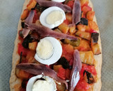 Foto del paso 11 de la receta: Coca de pisto, anchoas y huevo