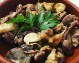 Foto del paso 12 de la receta: Cordero al ajillo con patatas fritas y champiñones rellenos