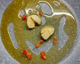 Foto del passaggio 3 della ricetta Finocchi aglio olio e peperoncino
