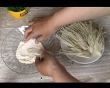 Foto langkah ke 3 dari resep Pangsit Jamur Enoki Goreng.