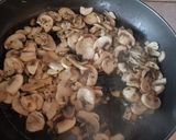 Foto del passaggio 1 della ricetta Risotto allo zafferano con funghi champignon