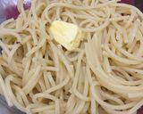 Foto langkah ke 2 dari resep Creamy Garlic Prawn Spaghetti.