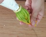 Foto del passaggio 11 della ricetta Fiori di zucca ripieni alla feta, melanzane e menta