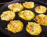 Hình bước làm 2 của món Bánh khọt mì tôm