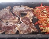 Foto del paso 4 de la receta: Chuletas a la plancha con guarnición 😍😍