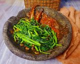 Foto langkah ke 5 dari resep Sambal ikan asap tumis daun ketela.