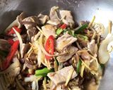 รูปขั้นตอนการทำที่ 2 ของ หมูชิ้นผัดขิง