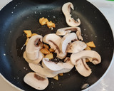 Foto del paso 4 de la receta: Salteado de judías verdes y champiñones al ajillo