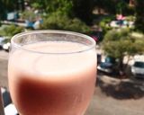 A picture of step 3 of Orange Strawberry Smoothie.