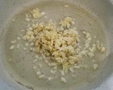Foto langkah ke 1 dari resep Telur Ceplok Bawang Putih.