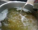 A picture of step 1 of Hara lehsan macaroni.