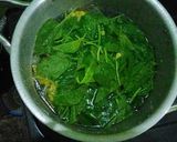 Foto langkah ke 2 dari resep sayur bening bayam jagung manis.