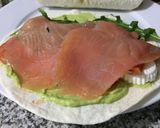 Foto del paso 5 de la receta Wraps de salmón, guacamole y rucula