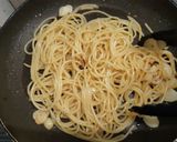 รูปขั้นตอนการทำที่ 7 ของ Spaghetti Aglio e Olio with Grilled Salmon