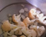 A picture of step 1 of Phulkopir Aloo Dalna.